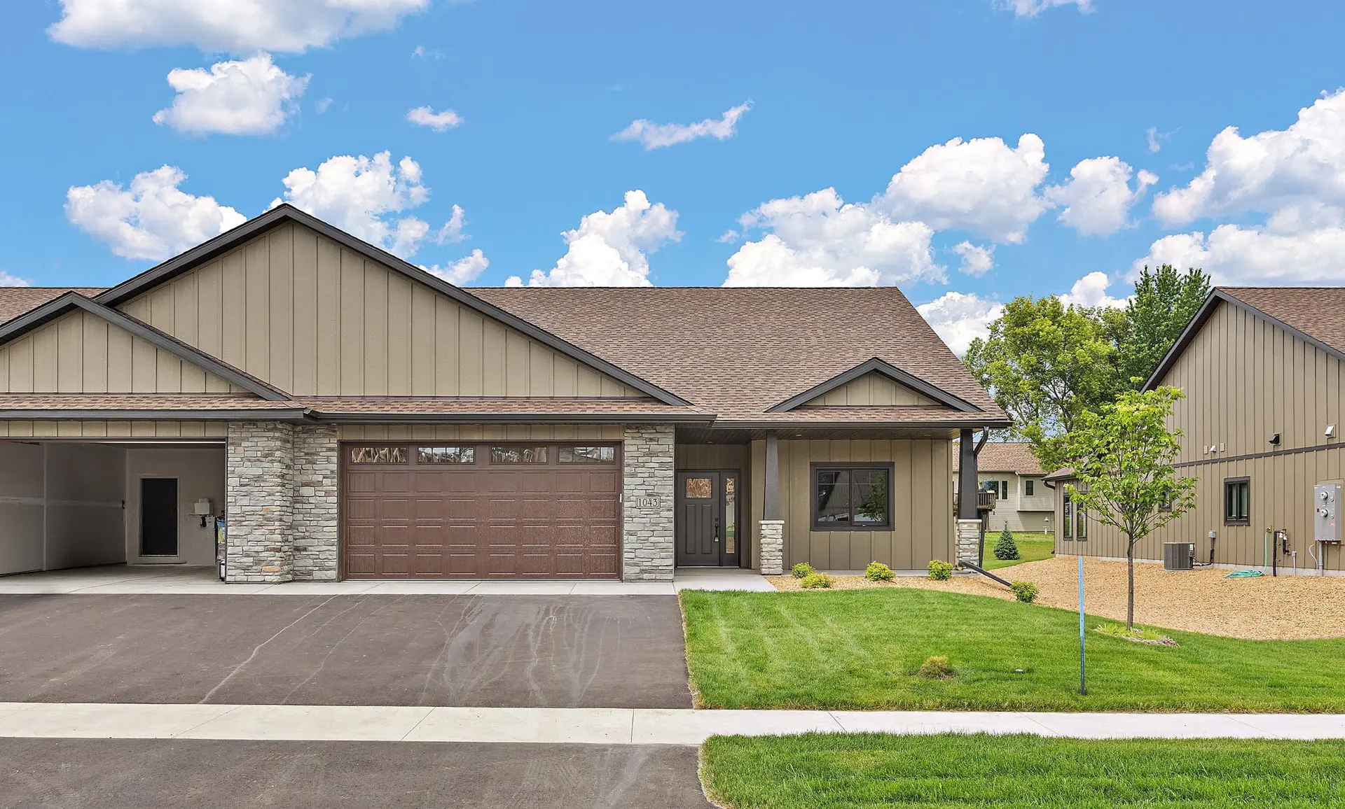 1043 Legend Lane photo 2