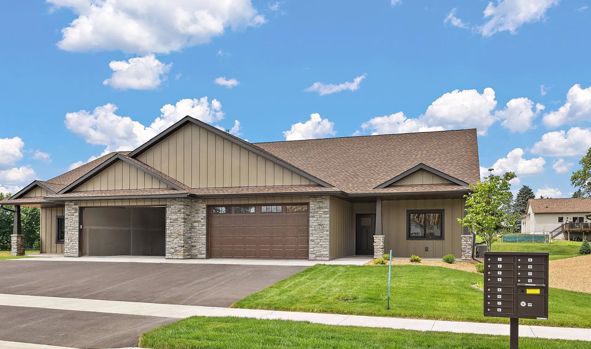 1043 Legend Lane photo 3