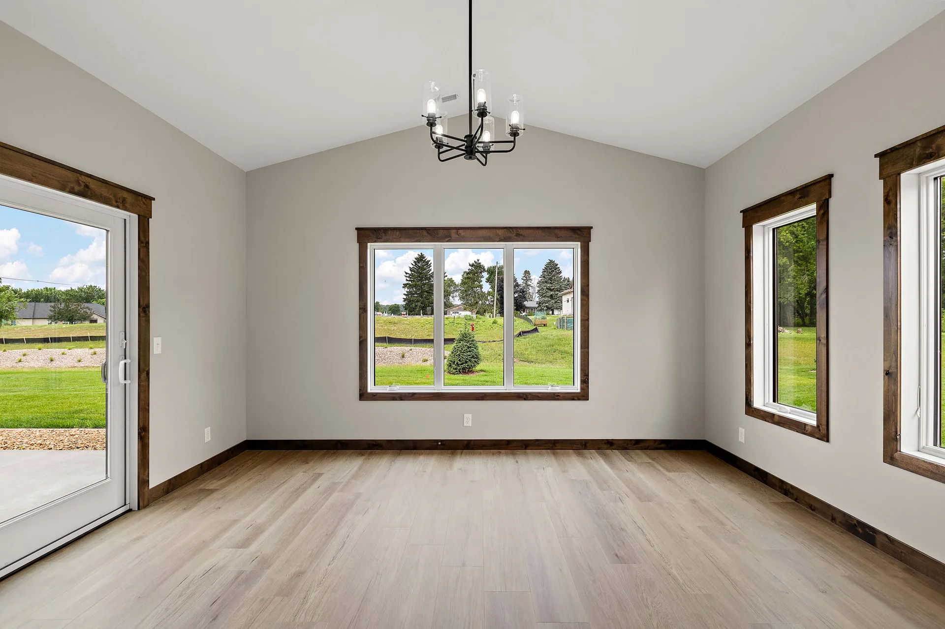 1043 Legend Lane photo 18
