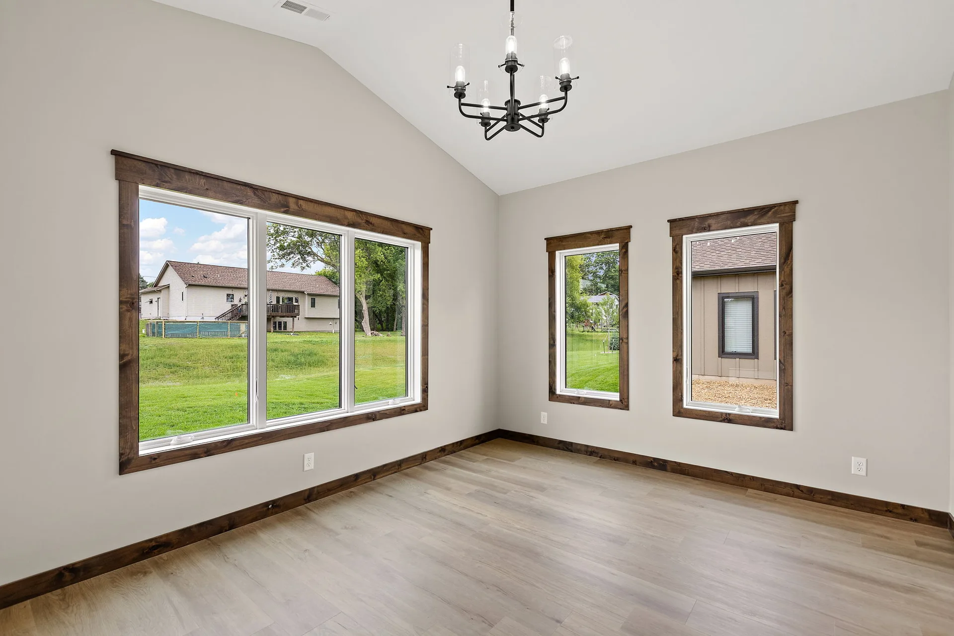 1043 Legend Lane photo 20