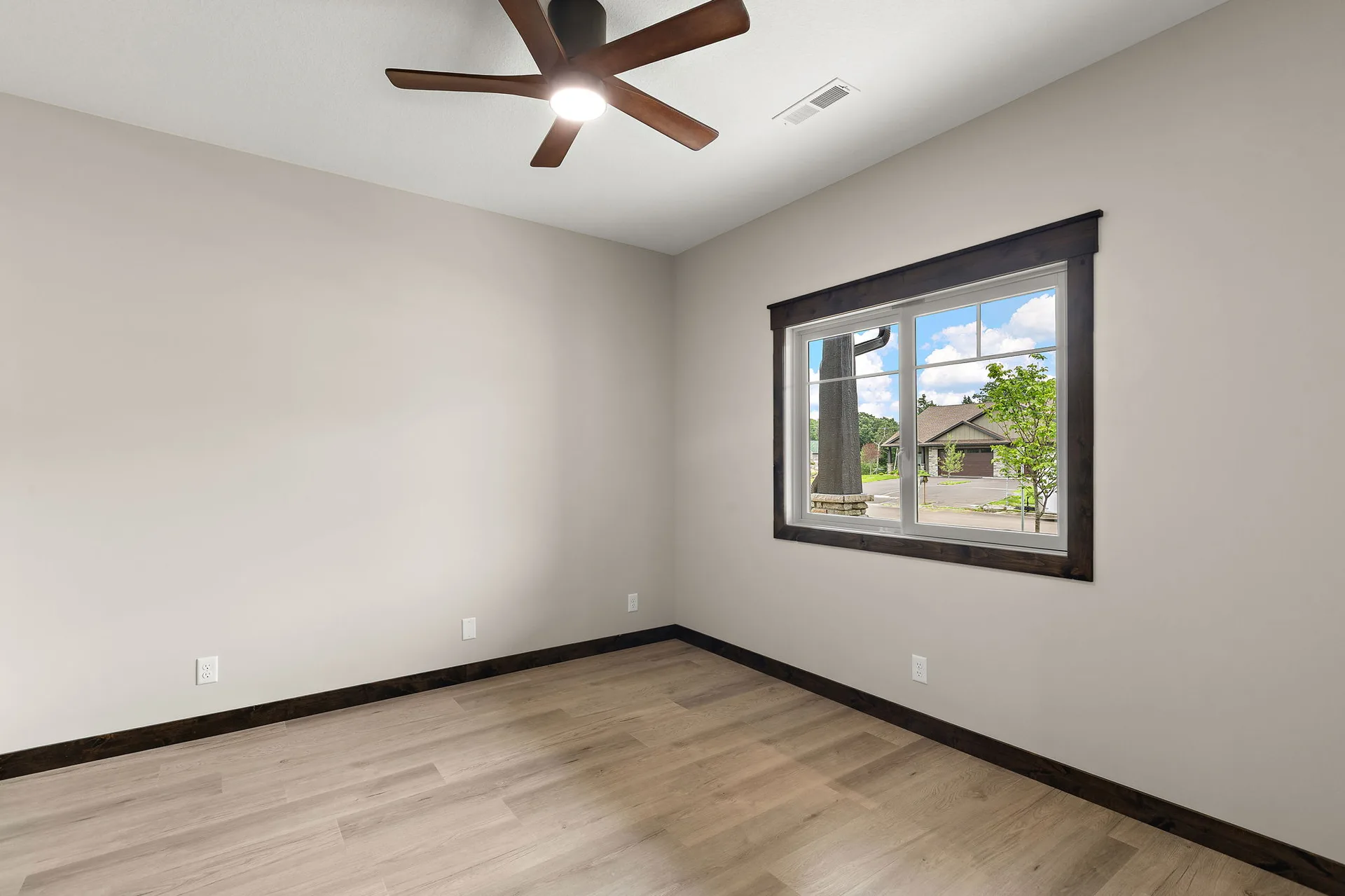 1043 Legend Lane photo 25