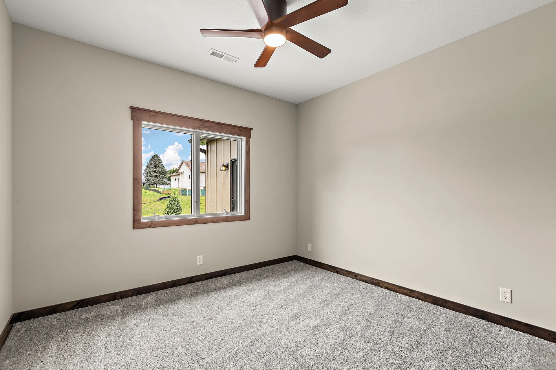 1043 Legend Lane photo 29