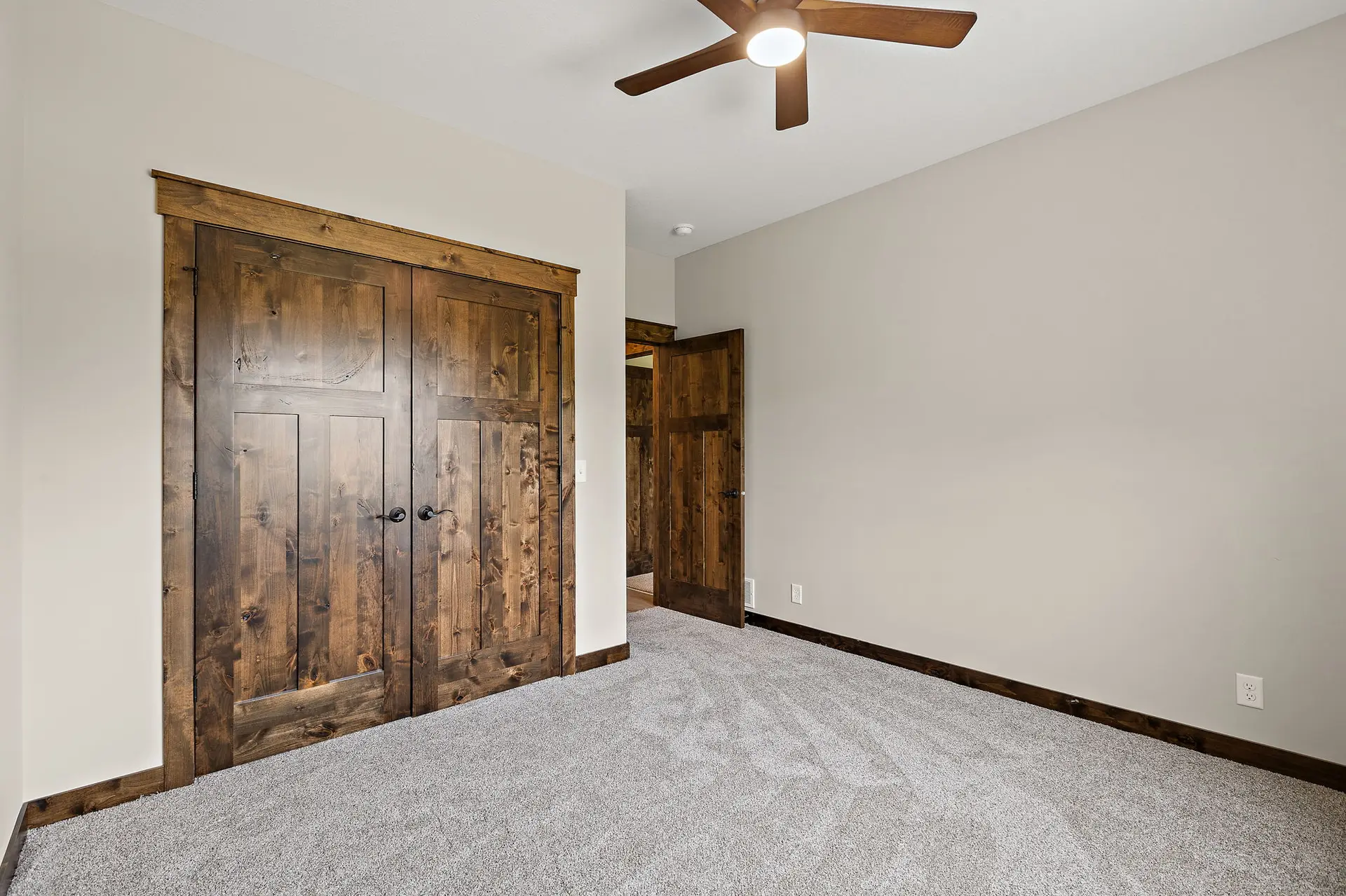 1043 Legend Lane photo 30