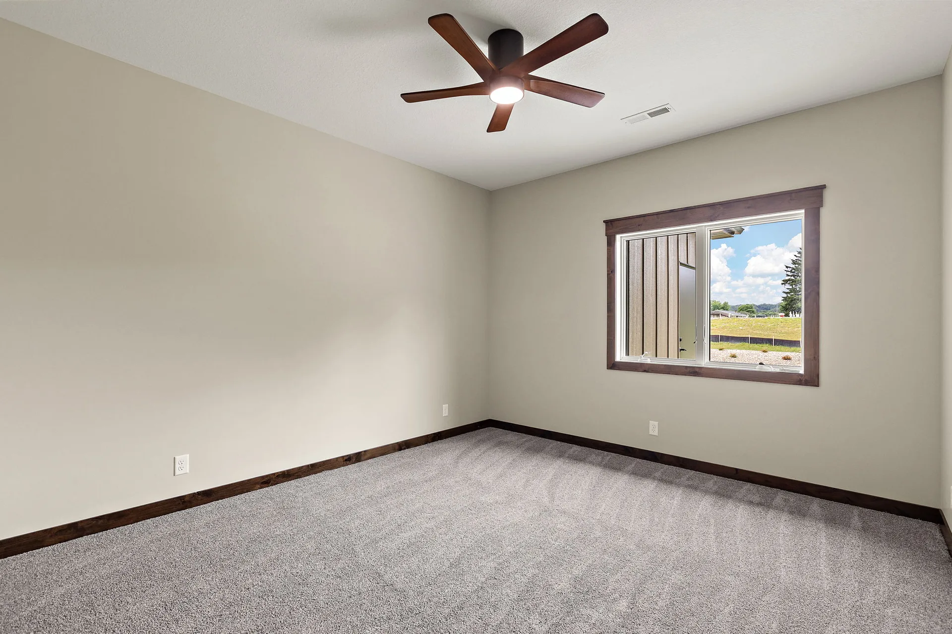 1043 Legend Lane photo 31