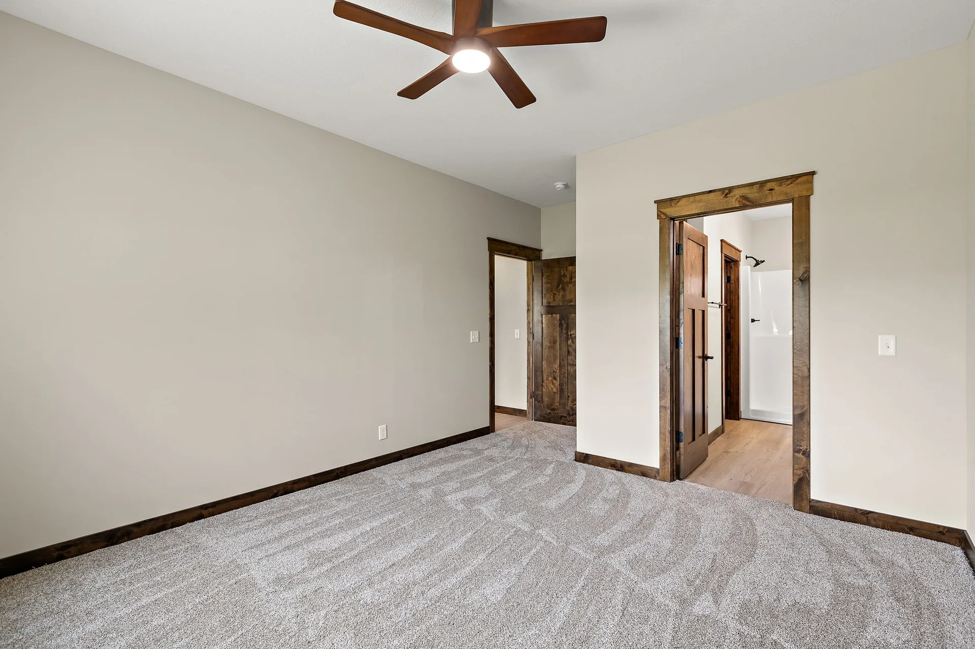 1043 Legend Lane photo 32
