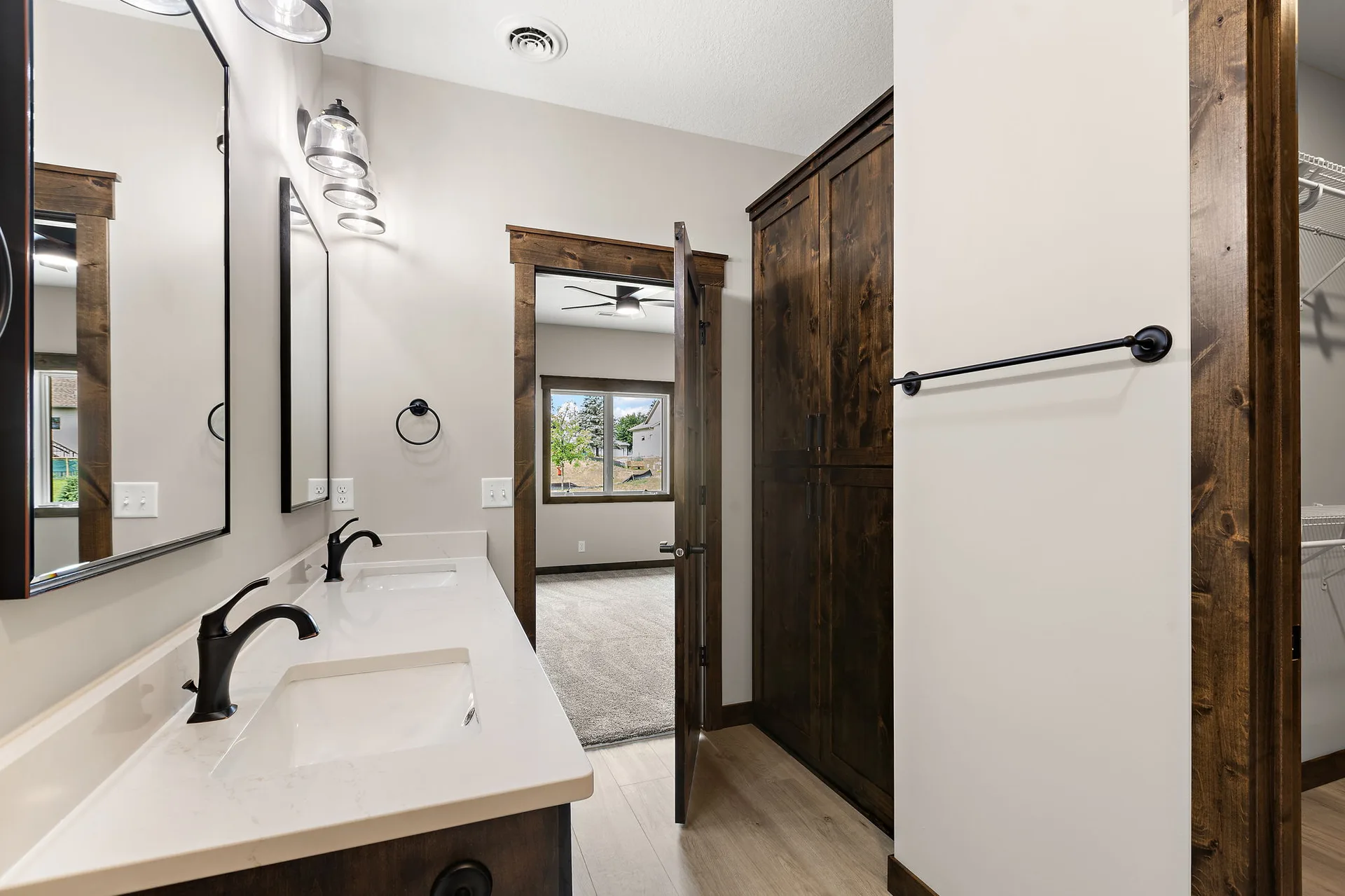 1043 Legend Lane photo 34