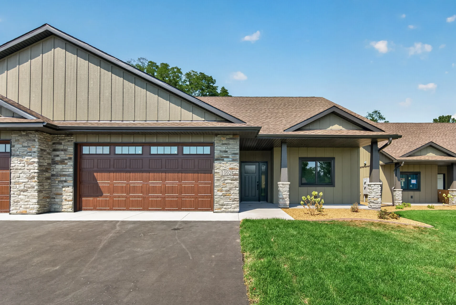 1092 Legend Lane photo 2