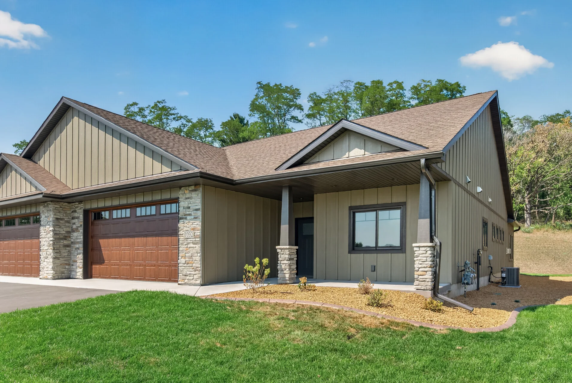 1092 Legend Lane photo 3