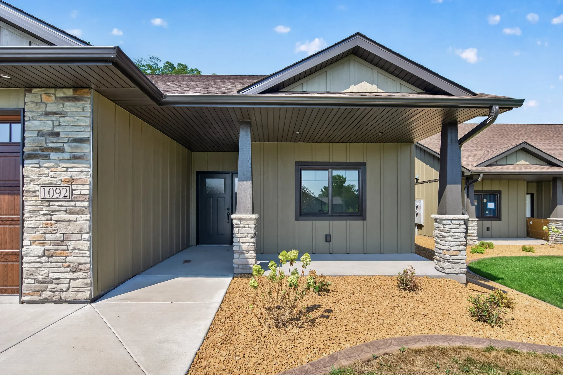 1092 Legend Lane photo 4