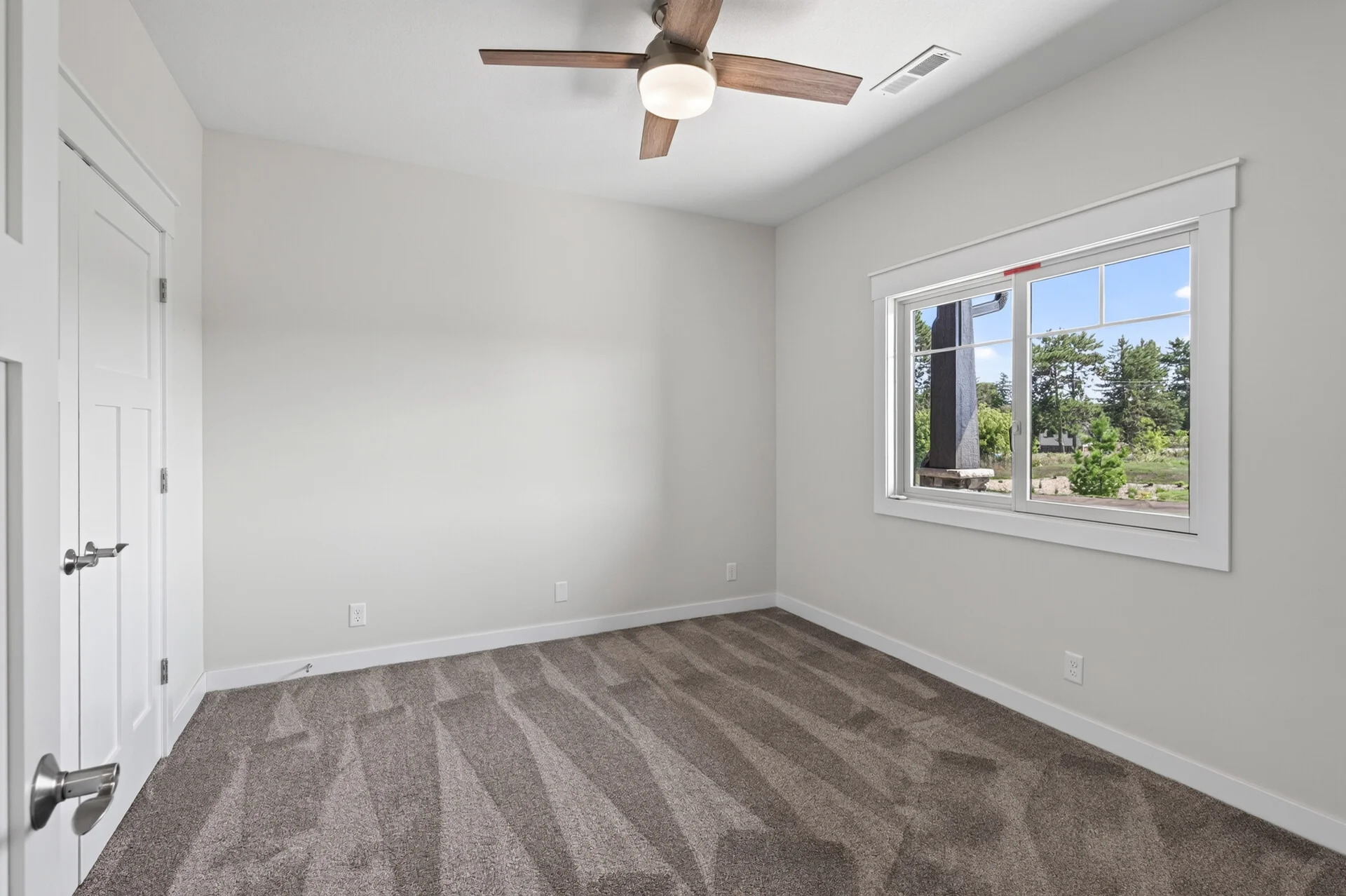 1092 Legend Lane photo 6
