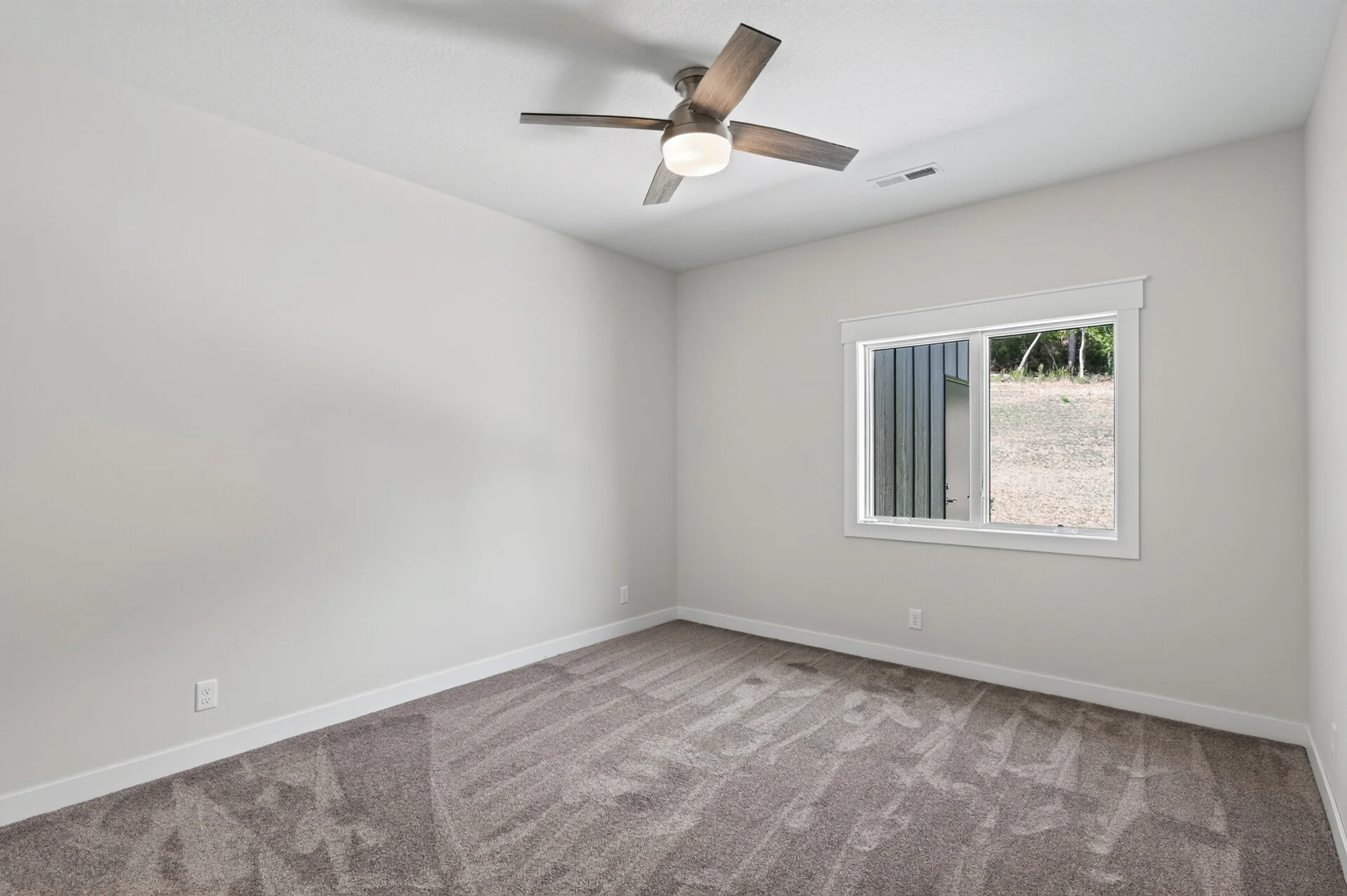 1092 Legend Lane photo 18