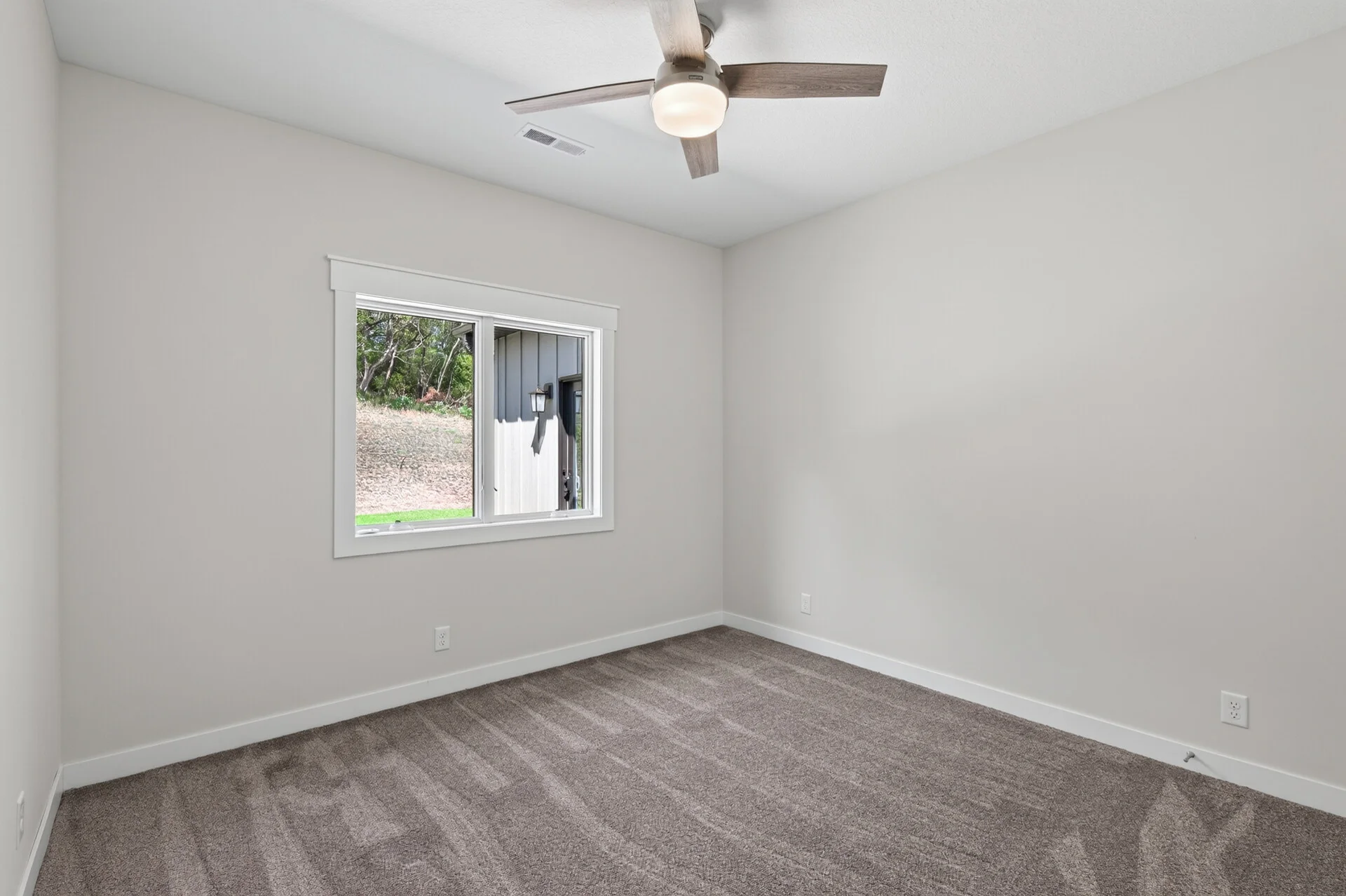1092 Legend Lane photo 22