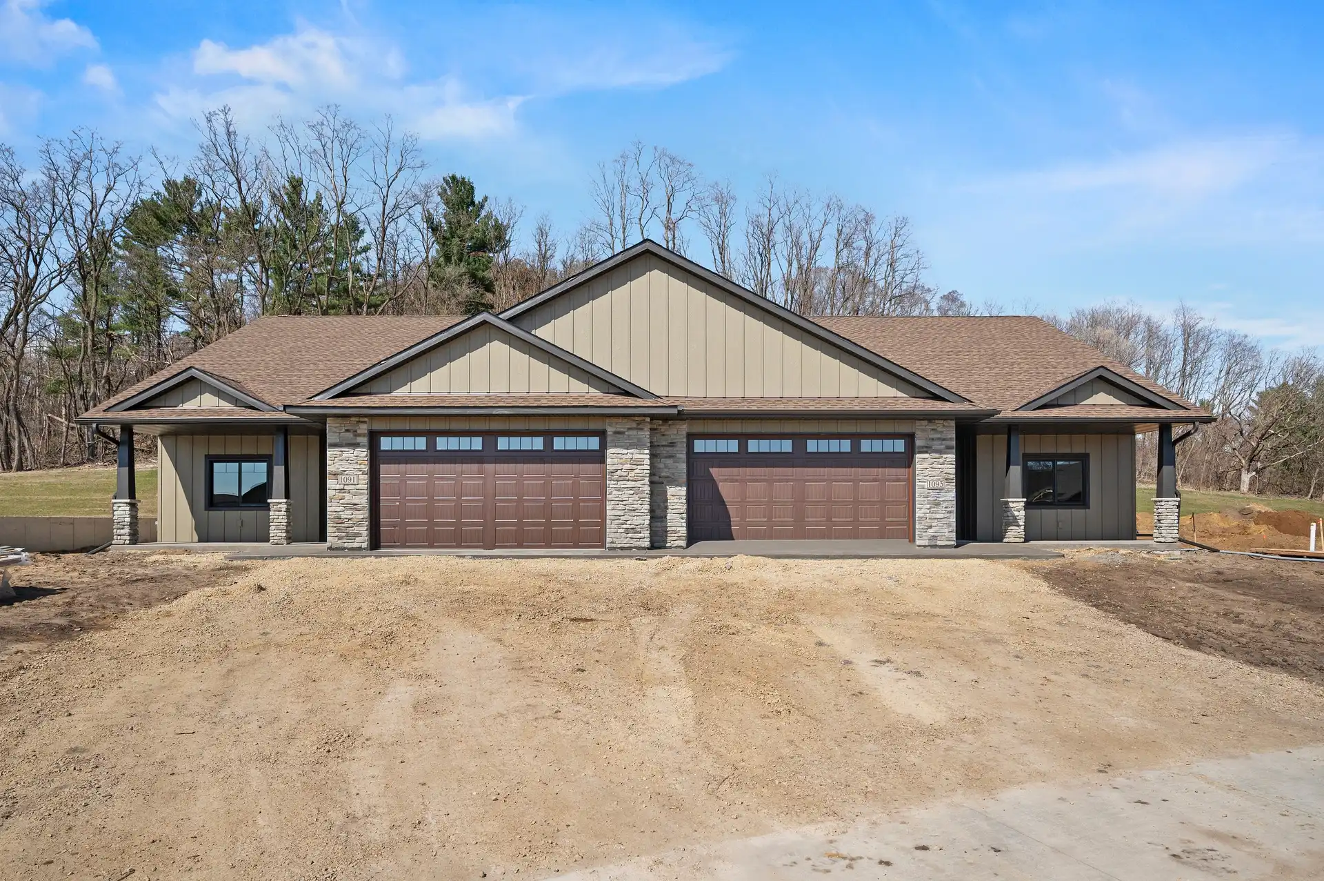 1093 Legend Lane photo 2