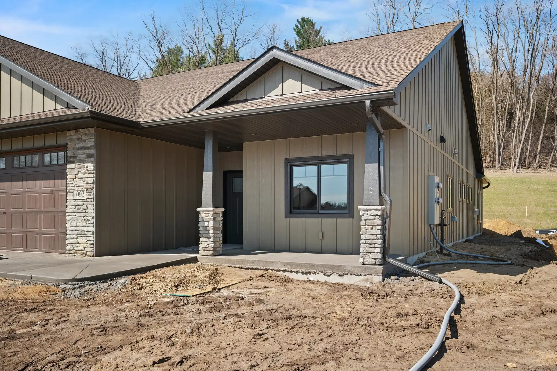 1093 Legend Lane photo 3