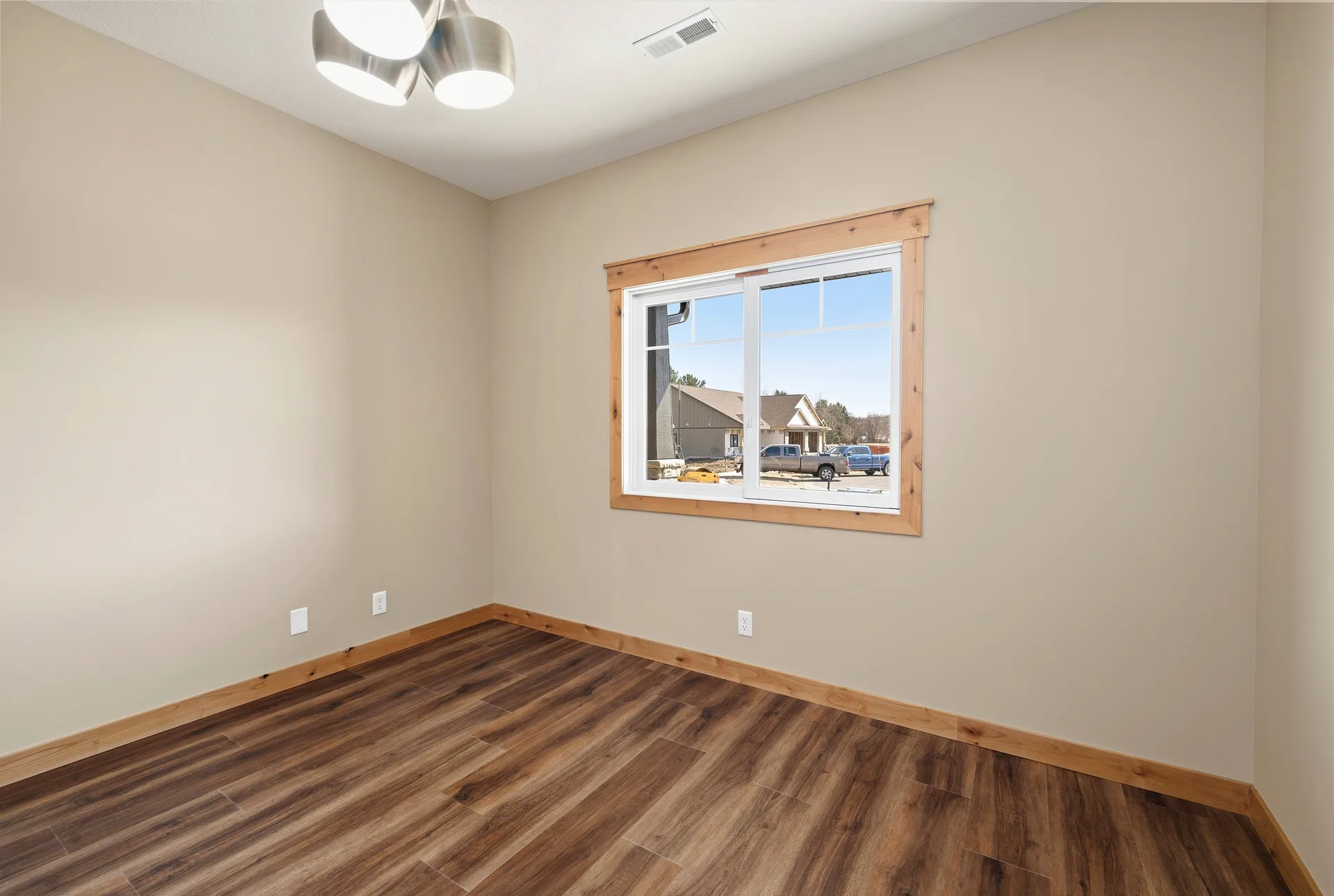 1093 Legend Lane photo 4