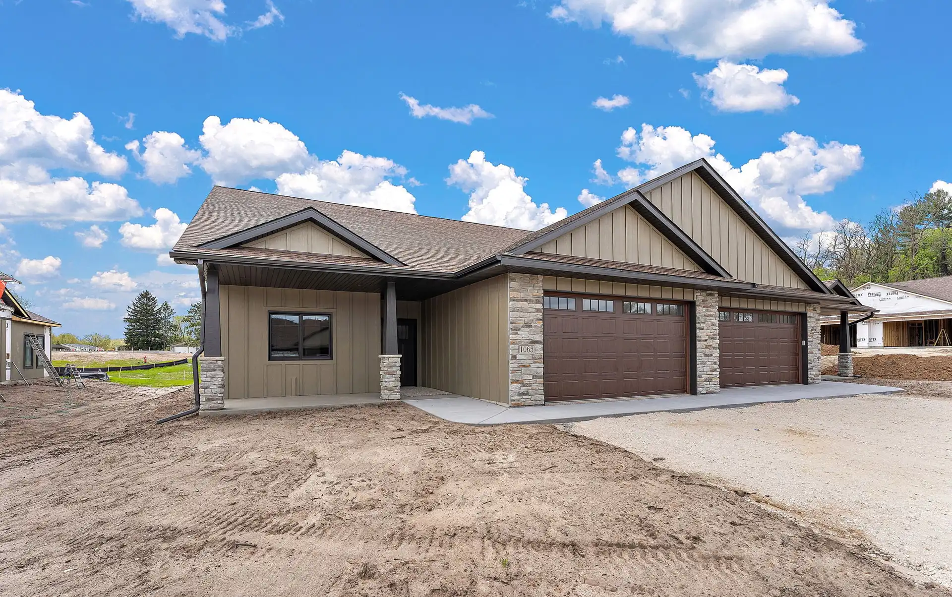 1063 Legend Lane photo 2